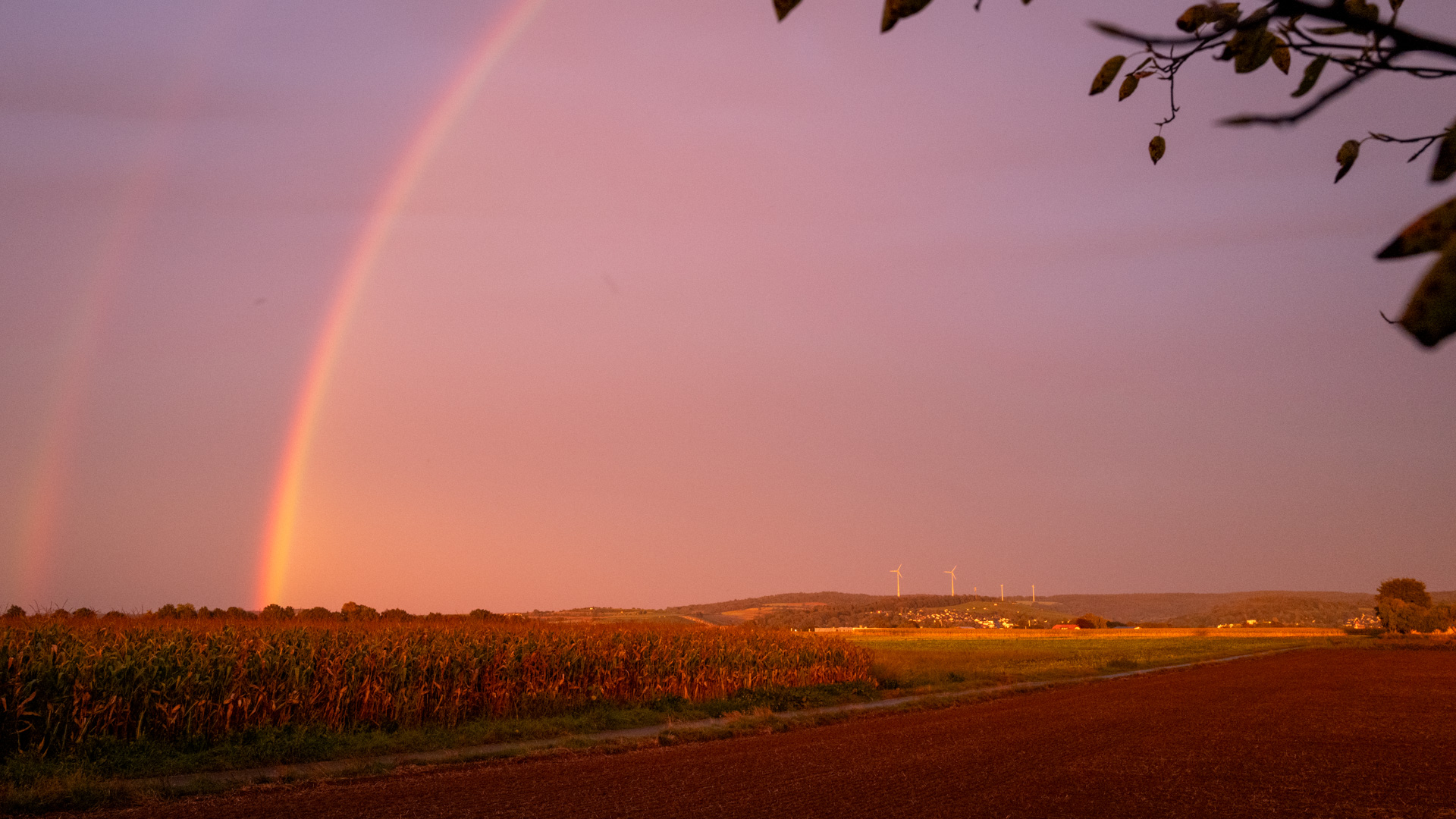 Abendglühen mit Regenbogen